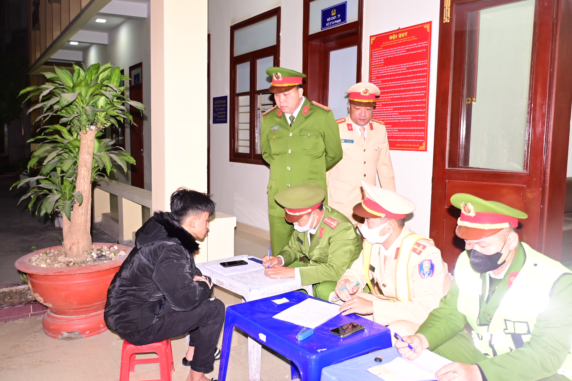 Phát hiện, xử lý gần 40 trường hợp vi phạm trật tự an toàn giao thông tối 12/2/2024